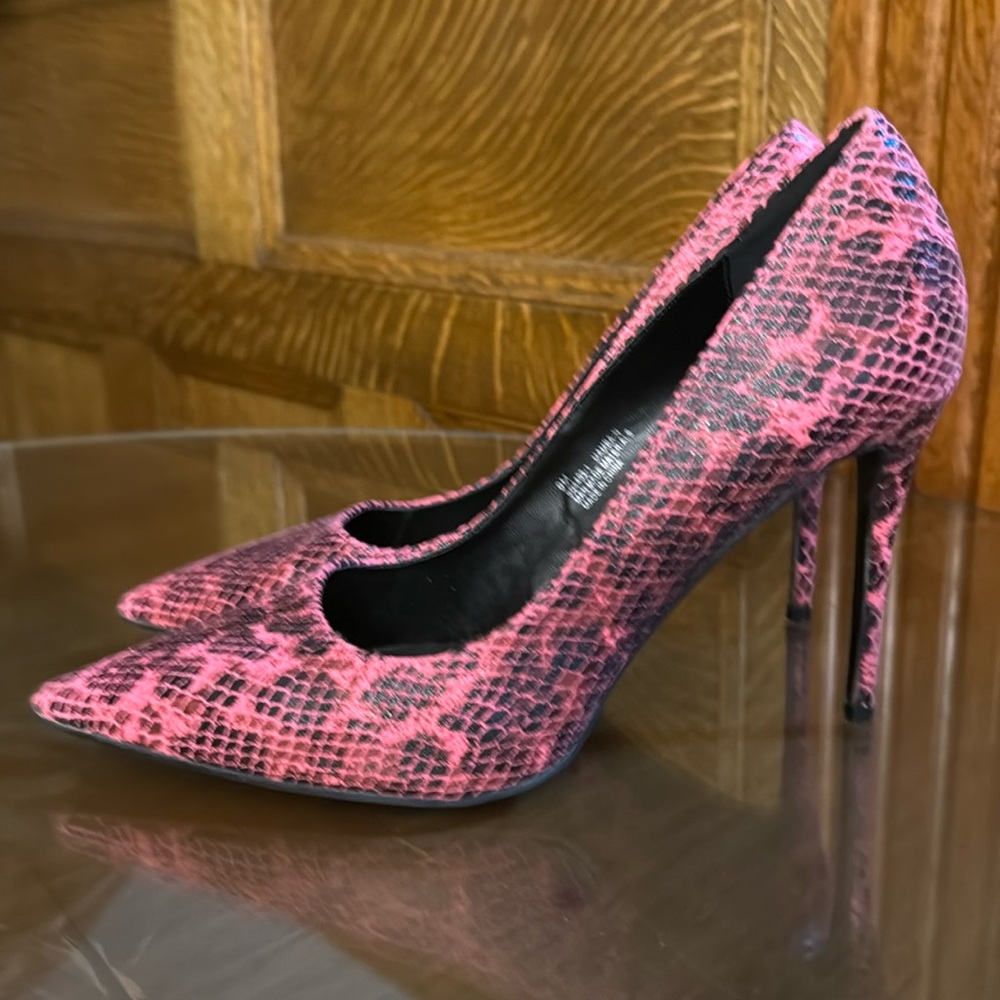 Women’s size  9 faux reptile neon pumps by Fashion Nova! 80s inspired ,some wear